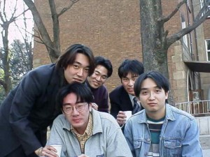 4人の友達(4人のうち3人の写真。ネクタイしている人はいない) 4人の友達(4人のうち3人の写真。ネクタイしている人はいない)