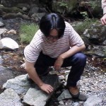 康雄。石を拾ってるのです。