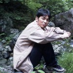 大戦中のほほんと座る川村。