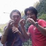 僕と長尾。鍾乳洞の入り口で意味もなくファイティングポーズをとってみた。すいません。くだらなくって。