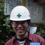 岡村さん。似合うと思いません？十字のマークがぴったりです。
