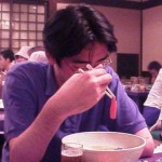 人参をつまんでBlueを表現する筧