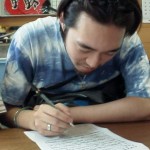 書類を一生懸命に読む僕