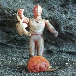 突如現れたウルトラマンにカニの死骸を持たせてみました。