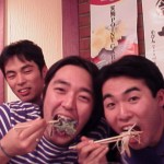 貴重な食料を獲得した2人。川村の顔が変。