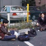 とりあえず、コンビニ弁当を駐車場で食うの図