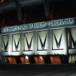 横浜国際競技場の正面玄関あたり。気持ち悪いくらいでかいです。