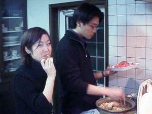 出演者たちとの打ち合わせをする2人 出演者たちとの打ち合わせをする2人
