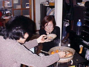 Jean Cocteauに手助けするgao氏と緊張のあまり顔を覆ってしまったaquica氏 Jean Cocteauに手助けするgao氏と緊張のあまり顔を覆ってしまったaquica氏