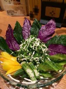 謎の野菜がいっぱいの島サラダ