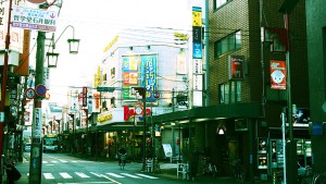 新井薬師前駅の大通り