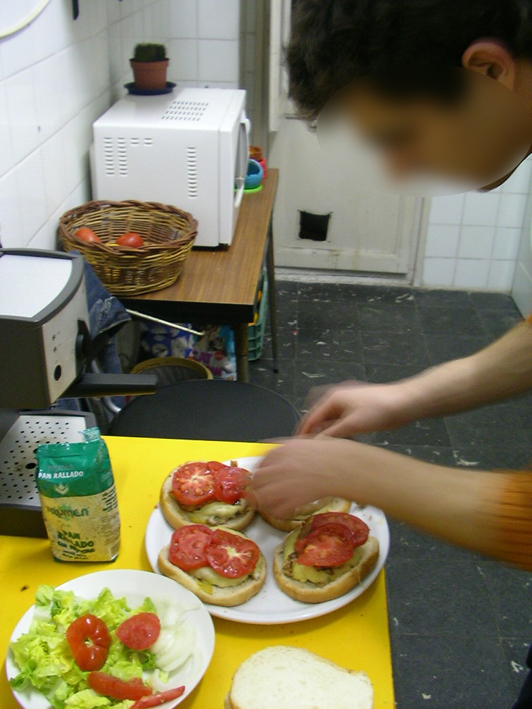 Hamburguesa（アンブルゲサ）を作るサンティ（05年4月6日）