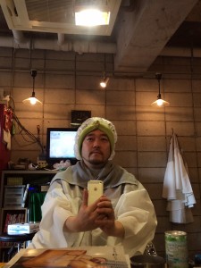 パーマ中のアラブ人