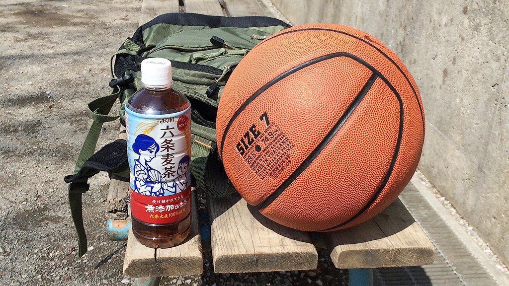 六条麦茶とバスケットボール en 羽根木公園