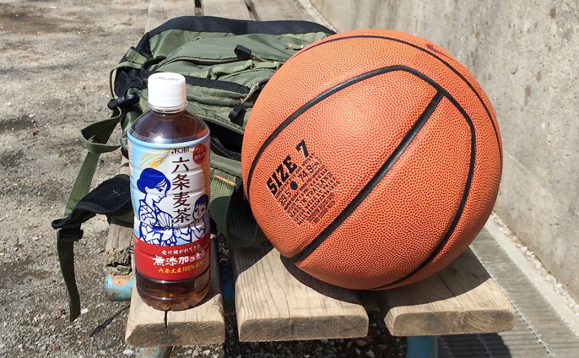 六条麦茶とバスケットボール en 羽根木公園