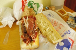 写真は、漢の夢　"これでもか!これでもか！Bocadillo de jamon"  （La RiojaのLogroñoでお弁当として作る）